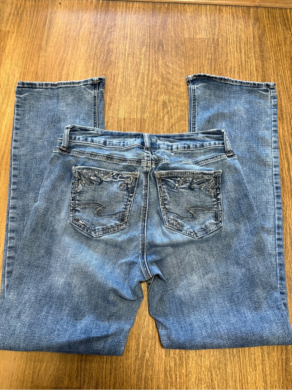Silver Jeans Women's Light Blue Boot Cut Jeans with Embroidered Back Pockets